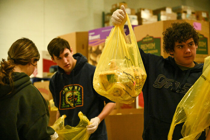 Upper School Students Volunteer at Akron-Canton Regional Foodbank